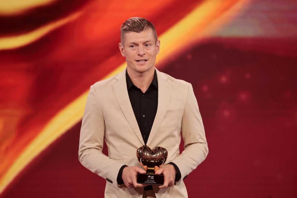 Alle stehen für Toni Kroos auf – nur sein Kind nicht