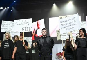 Glitzer und Grauen: Eine Modeschau zu DDR-Zwangsadoptionen