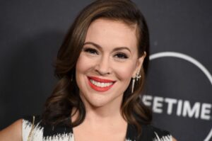 Alyssa Milano hat ihre Brustimplantate entfernen lassen