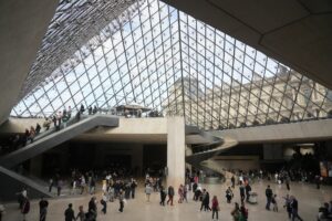 Louvre-Raub: Einbrecher scheiterten zunächst an Vitrine