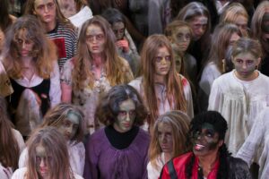 150 Zombies tanzen zu «Thriller» im Hamburger Hauptbahnhof