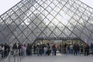 Nach Juwelendiebstahl: Pariser Louvre öffnet wieder