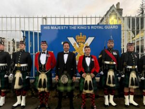 Jimmy Fallon feiert im Kilt mit Soldaten in Schottland