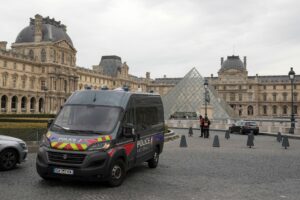 Vier weitere Festnahmen nach Kunstraub im Louvre
